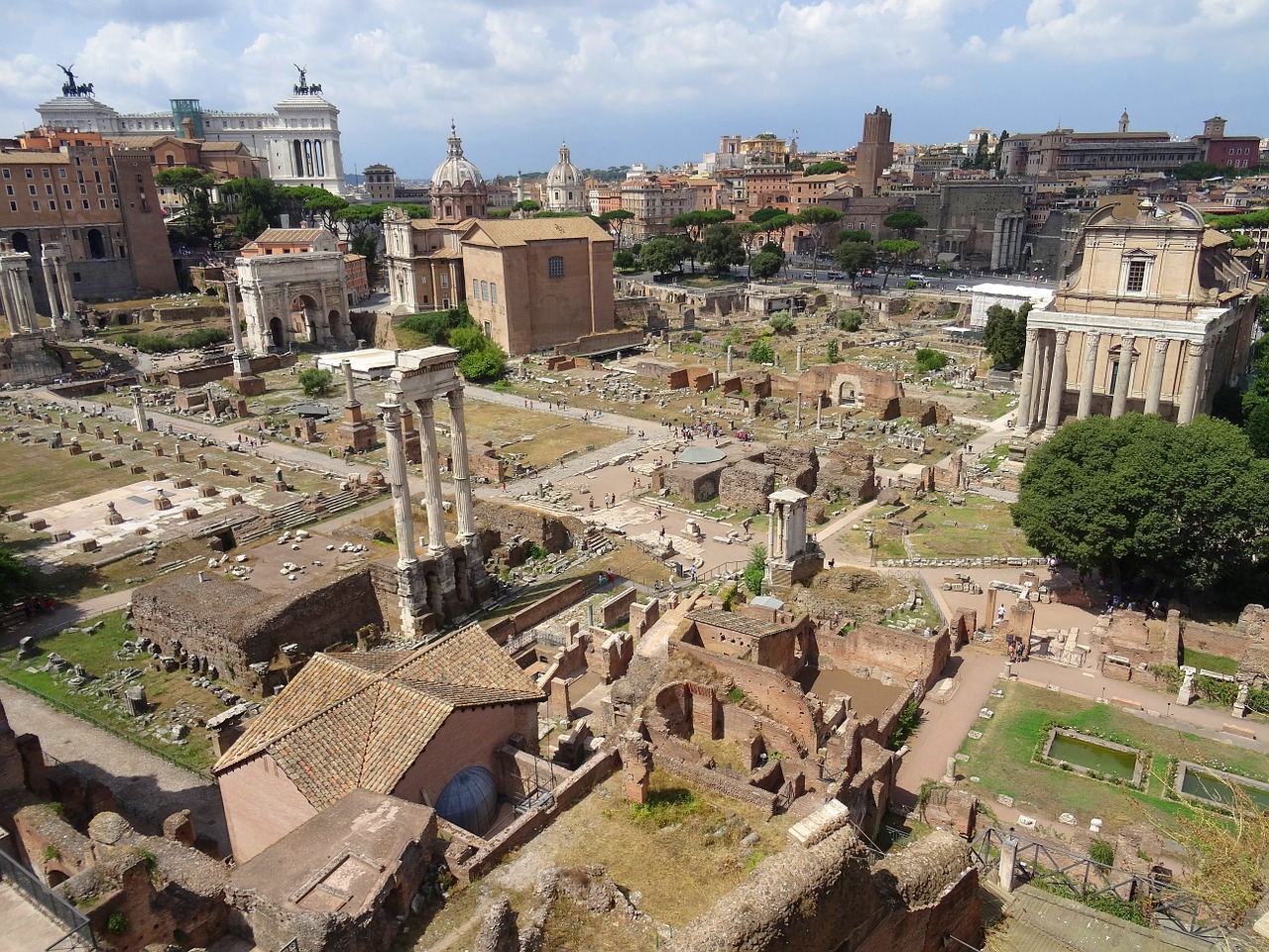 Where to Eat Near the Colosseum: Cafes, Bars, and More